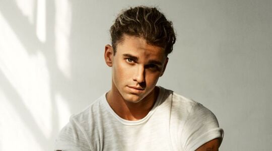 mannen met krullend golvend haar