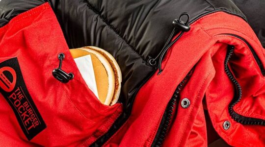 Illustratie voor: The Burger Jacket is letterlijk de lekkerste jas voor de winter