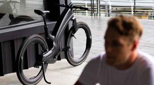Illustratie voor: Deze e-bike zonder spaken lijkt rechtstreeks uit een sci-fi film te komen