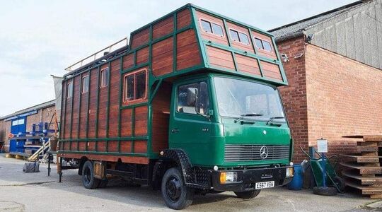 Oude vrachtwagen omgebouwd tot mega houten camper