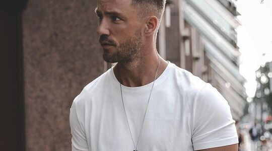 Kleding tips mannen met dunne armen gespierder lijken