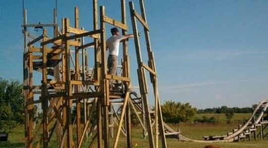Illustratie voor: Man geeft €8.000 uit en bouwt een achtbaan in zijn eigen achtertuin