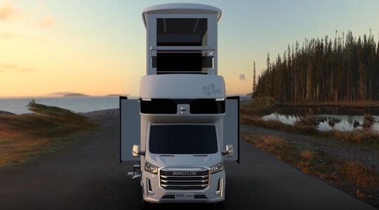 Illustratie voor: Met deze dubbeldekker camper (incl. lift én terras) ben jij de baas van elke camping
