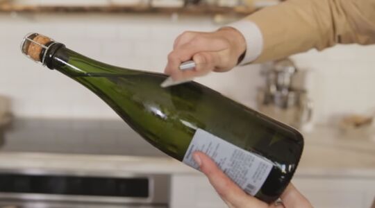 Champagnefles openen sabreren stappenplan