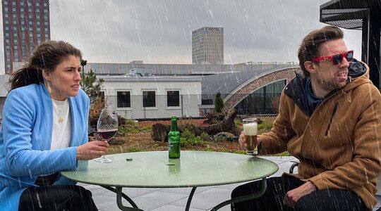 Mattie en Marieke nemen in de regen plaats op het terras-2