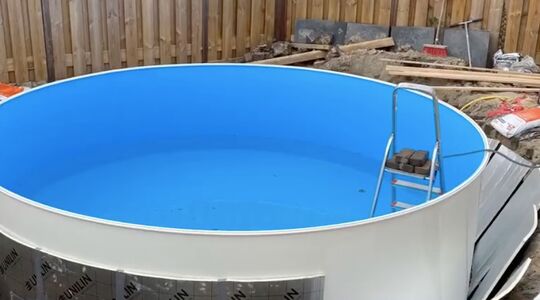 Zo bouw je zelf een eigen zwembad in de tuin voor nog geen 300 euro