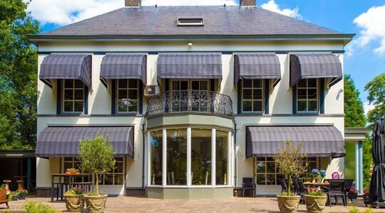 Funda parel: Brabantse XXL miljoenenvilla mét professionele privé kroeg en wijnkelder