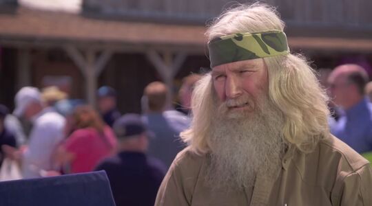 man laat oude Rolex taxeren (1)