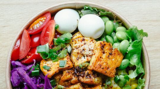 Gezonde eenvoudige maaltijdsalades eiwitrijk