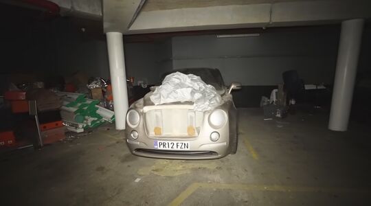 Jongeren ontdekken fortuin aan auto's verlaten garage