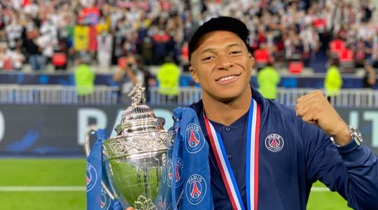 Hoe komt PSG aan zo veel geld rijk vermogen