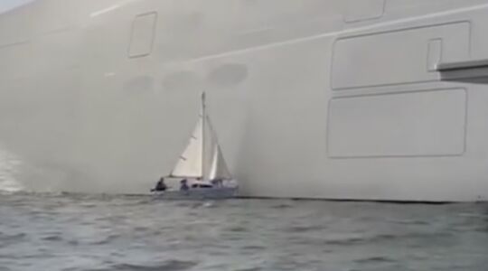 botsling met luxe jacht en zeilboot