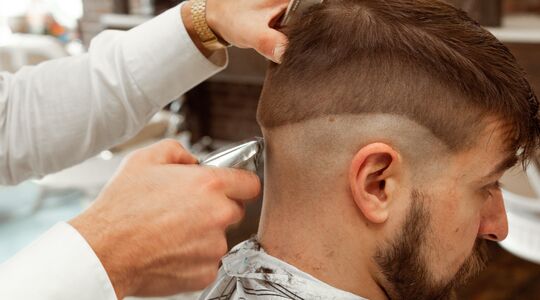 Haren slecht of te kort geknipt man