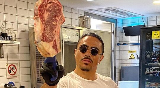 Hoeveel verdienen medewerkers Salt Bae