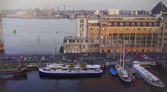 Funda vondst: drijvend penthouse in Amsterdam kost miljoenen