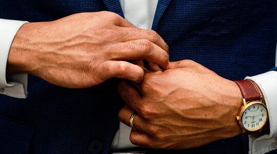 waarom zitten ritsen knopen mannenkleding vrouwenkleding andersom