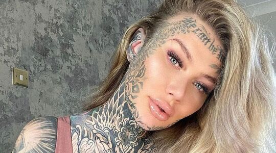 Becky Holt tattoeages bedekken make-up