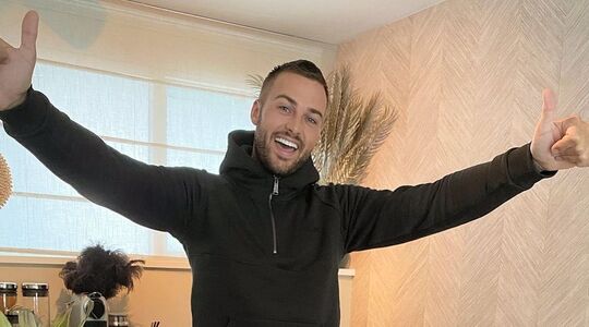 Dave Roelvink trimt zijn eigen haar en begaat een dikke blunder