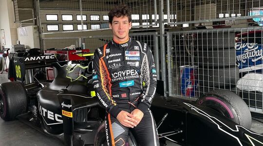 F1 e-sporter, Cem Bolukbasi, is de eerste ooit die de overstap maakt naar echt racen