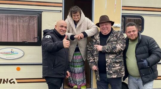 Peter Gillis geeft een caravan cadeau aan een dakloze mevrouw