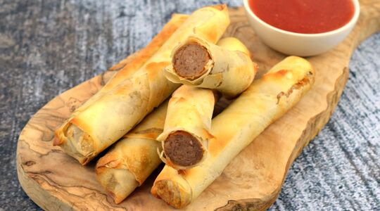 Illustratie voor: Deze loempia frikandel uit de airfryer wordt jouw nieuwe favoriete snack