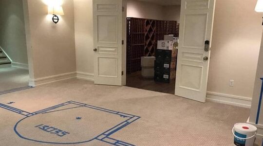 man bouwt wijnbar in eigen huis