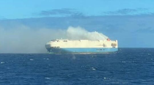 nieuws schip in brand