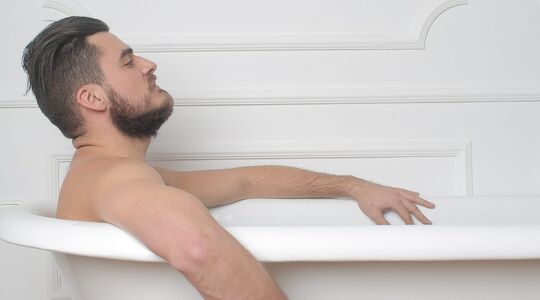 warm bad of douche voor het slapen gaan moe worden