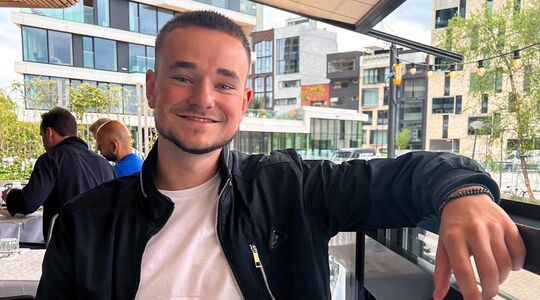 Nederlandse Don de Jong geeft rondleiding door zijn woning