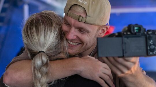 enzo knol koopt auto voor vriendin myron koops