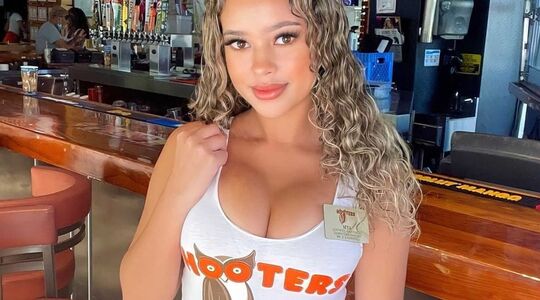 salaris serveersters hooters hoeveel verdienen