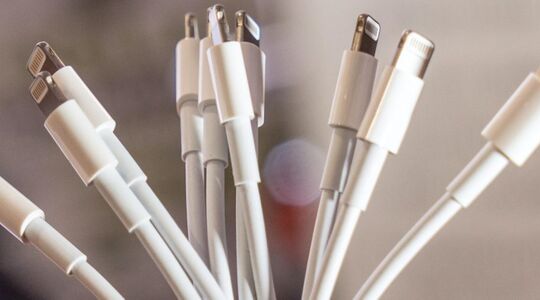 Zoveel kost het je als jij je iPhone-oplader in het stopcontact laat zitten