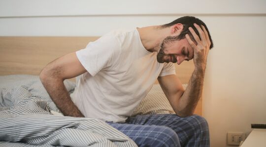 Waarom worden we 's ochtends wakker met hoofdpijn?