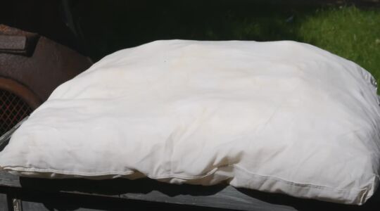 geel aangeslagen kussens wit krijgen lifehack
