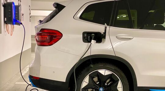 hoe accu elektrische auto verzorgen onderhoud