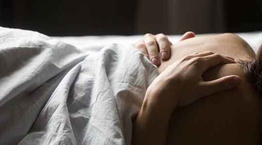 hoe spanning in relatie terug voor in bed lakens