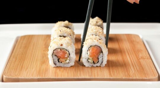 Zo moet je sushi écht eten volgens chef-kok Nobu Matsuhisa