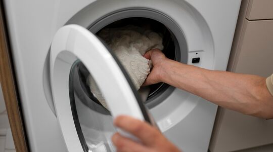 sokken en onderbroeken in dekbedovertrek kussenslopen