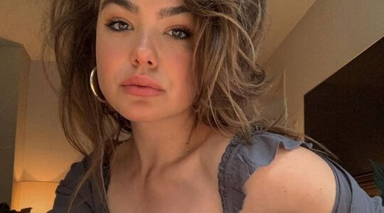 Mooiste vrouw van Nederland Abbey Hoes deelt pikant cadeau met vriendin