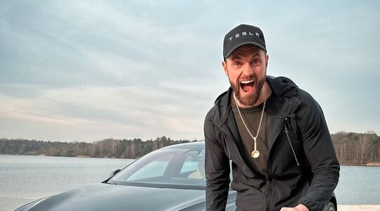 joel beukers koopt nieuwe auto tesla snelste collectie