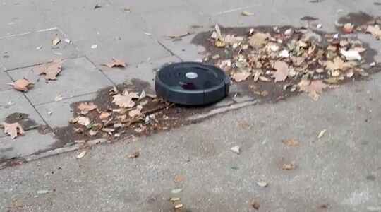 robotstofzuiger ontstnapt en gaat buiten schoonmaken