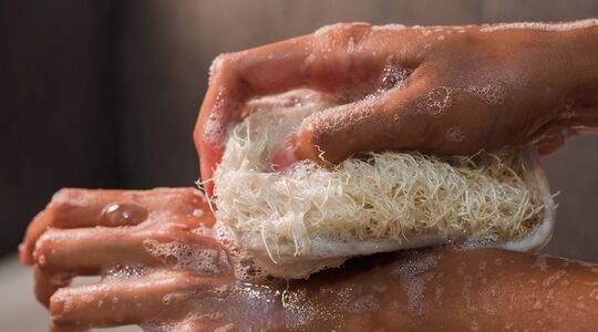 Dermatologen geven antwoord Is het beter om 's ochtends of 's avonds te douche (2)