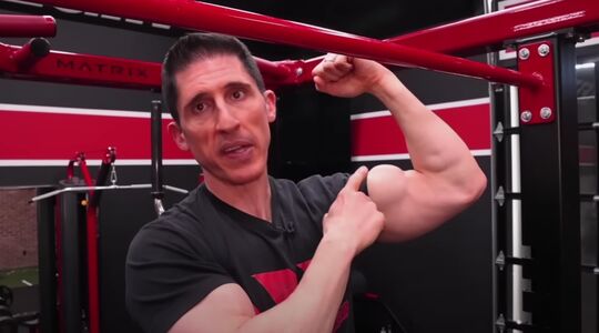 fitness expert deelt beste oefeningen biceps trainen