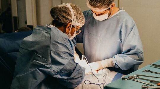 Dit is het gemiddelde salaris van een chirurg in Nederland