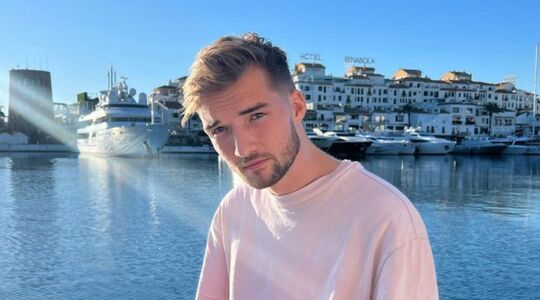 het salaris en vermogen van Gio Latooy