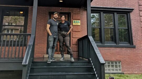 koppel koopt krot oud huis renoveren het geld verdienen verbouwing