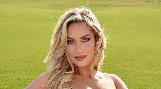paige spiranac zonder kleren golfballen