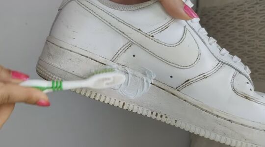 hoe witte sneakers schoonmaken huishoudmiddeltjes
