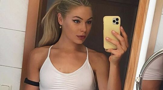 jutta leerdam dansje video instagram broek strakke glimmende