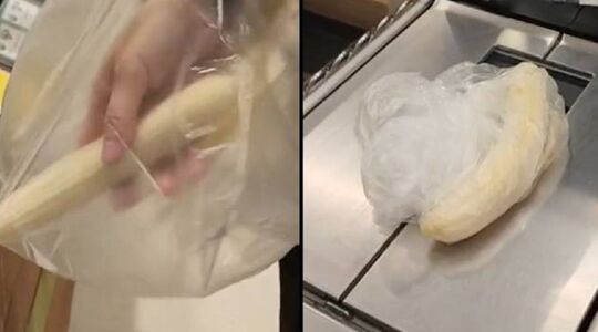 Man pelt zijn bananen voordat hij ze weegt om geld te besparen